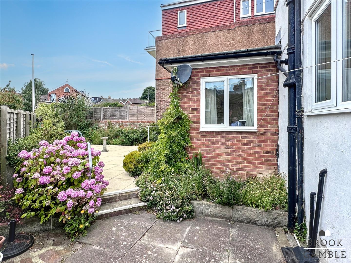 1 Bedroom Flat - Garden. 2 Charleston Road in Eastbourne,  11